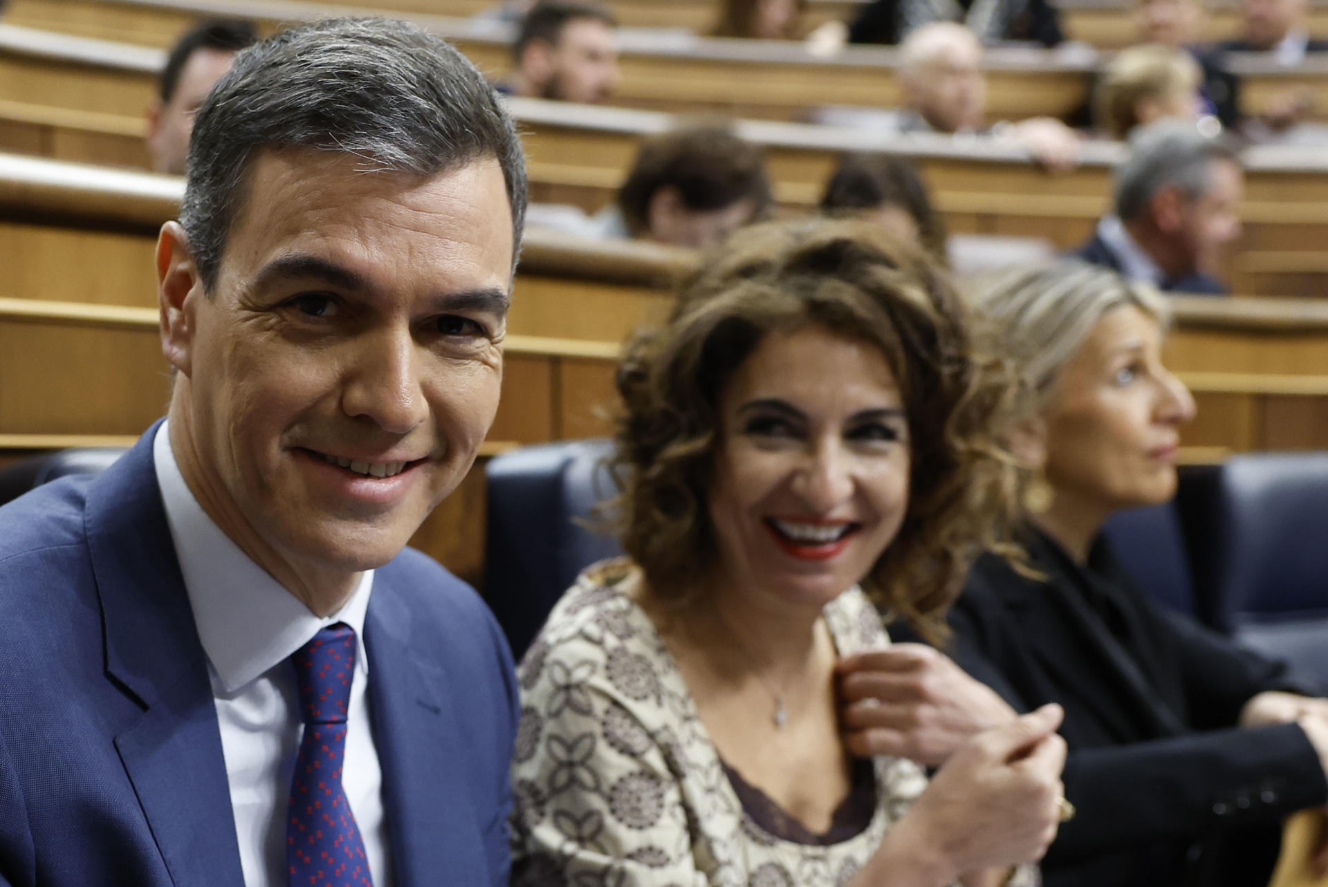 El presidente del Gobierno, Pedro Sánchez, junto a la vicepresidenta y ministra de Hacienda, María Jesús Montero. EFE/Chema Moya