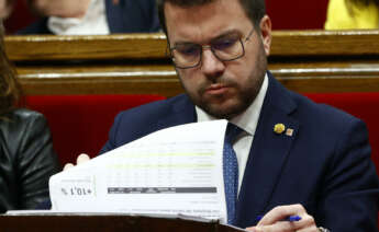 GRAFCAT1270. BARCELONA, 13/03/2024.- El presidente de la Generalitat, Pere Aragonès, consulta el documento de los presupuestos durante el debate de totalidad de los presupuestos de la Generalitat para 2024 en el Parlamento de Cataluña, que se celebra sin que de momento el presidente Aragonès haya podido atar el apoyo de los comunes a las cuentas. EFE/Quique García