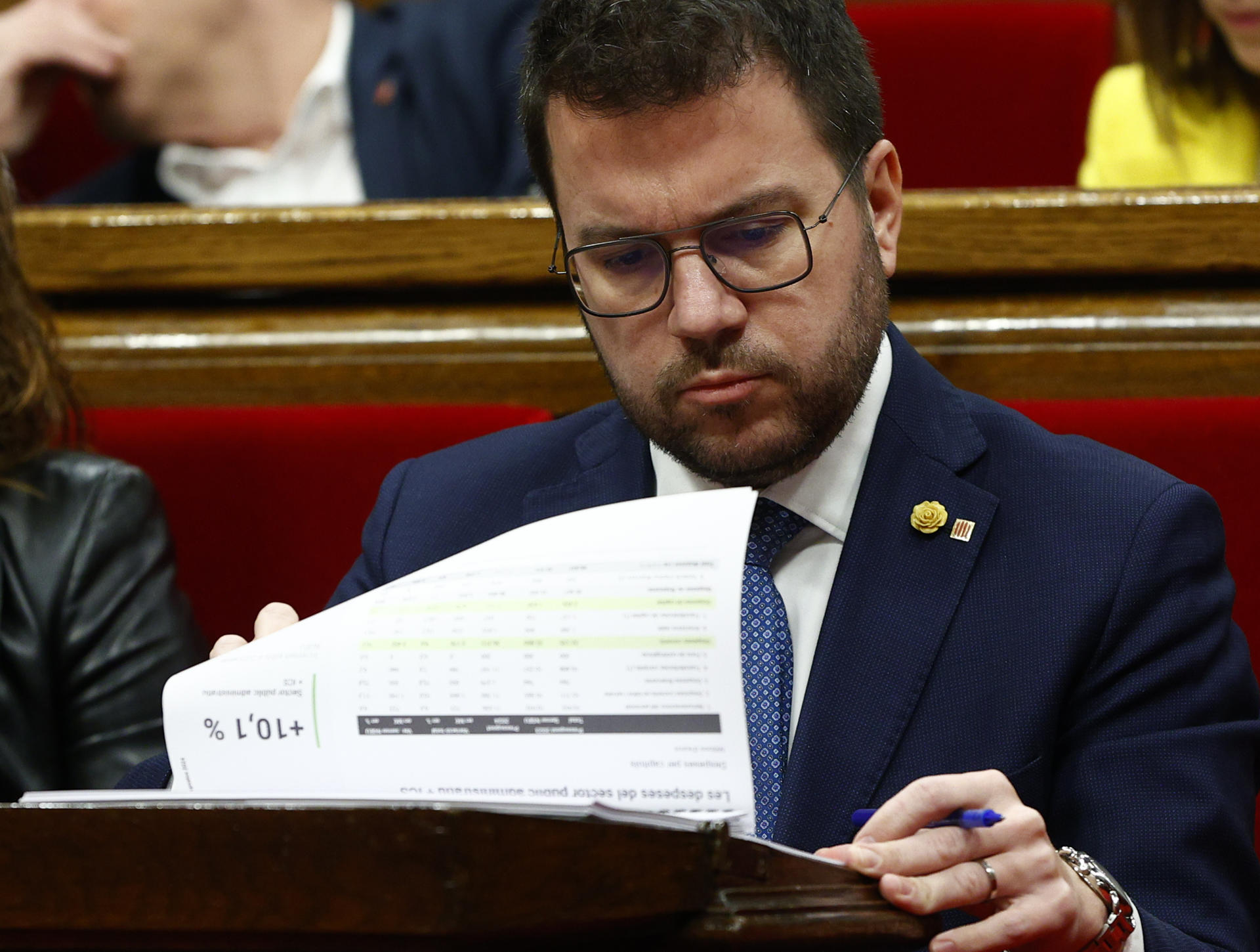 GRAFCAT1270. BARCELONA, 13/03/2024.- El presidente de la Generalitat, Pere Aragonès, consulta el documento de los presupuestos durante el debate de totalidad de los presupuestos de la Generalitat para 2024 en el Parlamento de Cataluña, que se celebra sin que de momento el presidente Aragonès haya podido atar el apoyo de los comunes a las cuentas. EFE/Quique García