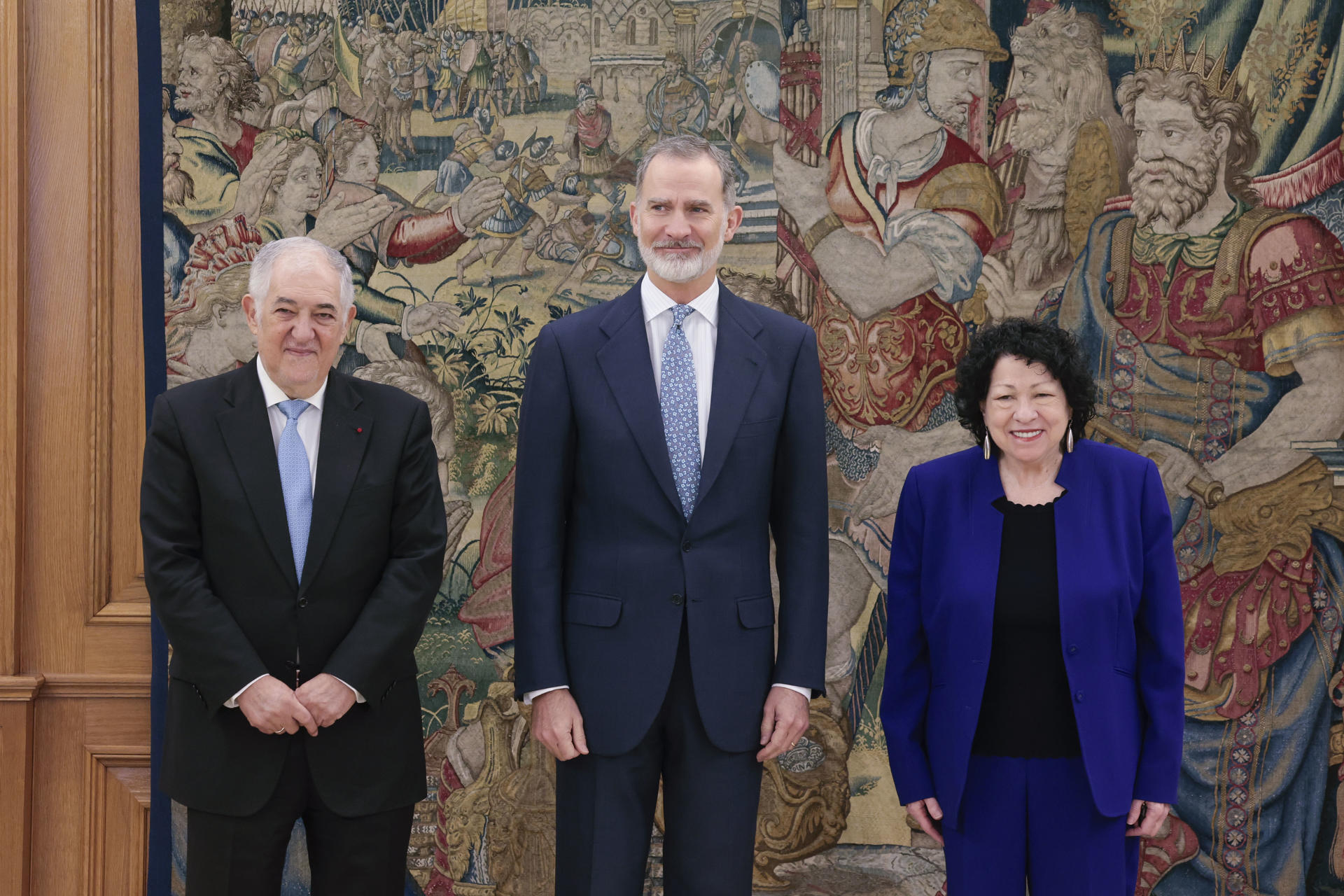 MADRID, 04/03/2024.- El rey Felipe VI posa junto a la jueza del Tribunal Supremo de Estados Unidos Sonia Sotomayor y al presidente del Tribunal Constitucional, Cándido Conde-Pumpido (i), durante una audiencia celebrada este lunes, en el Palacio de La Zarzuela, en Madrid. EFE/ Zipi