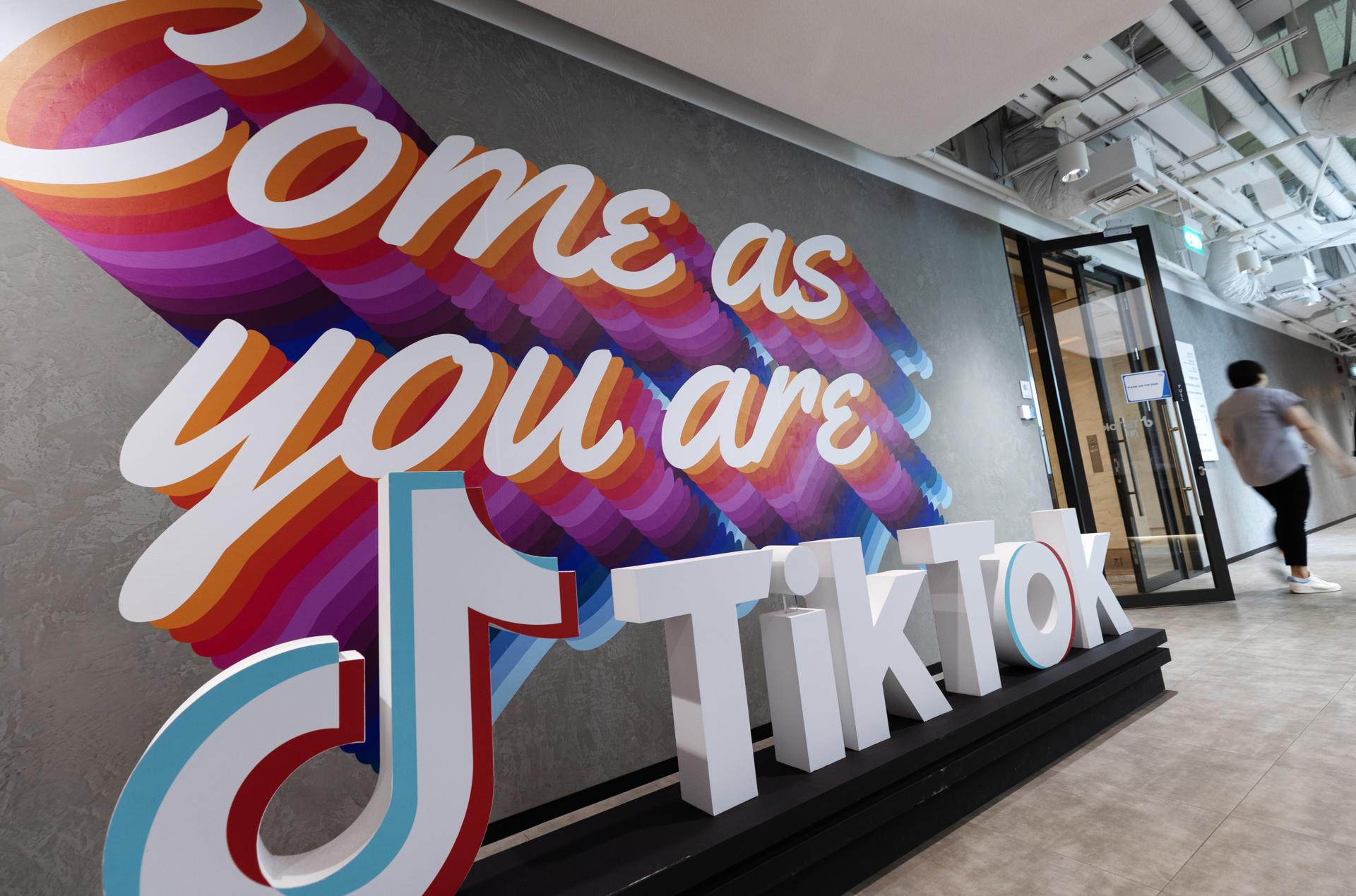 Una oficina de TikTok. Foto: (Singapur, Singapur) EFE/EPA/HOW HWEE YOUNG