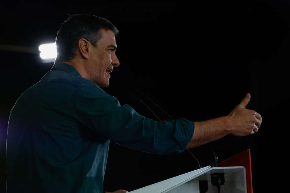 El presidente del Gobierno, Pedro Sánchez, interviene durante el acto de cierre de campaña del PSOE-PSE de cara a las elecciones vascas, este viernes en Bilbao. EFE/ Miguel Toña