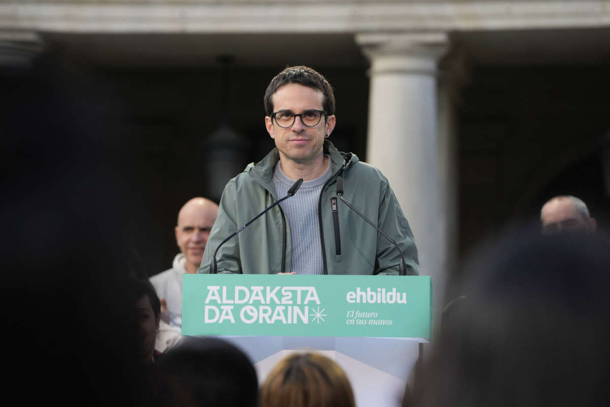 VITORIA-GASTEIZ , 18/04/2024.- El candidato de EH Bildu Pello Otxandiano durante un acto de campaña para las elecciones vascas celebrado este jueves en Vitoria. EFE/ADRIAN RUIZ HIERRO