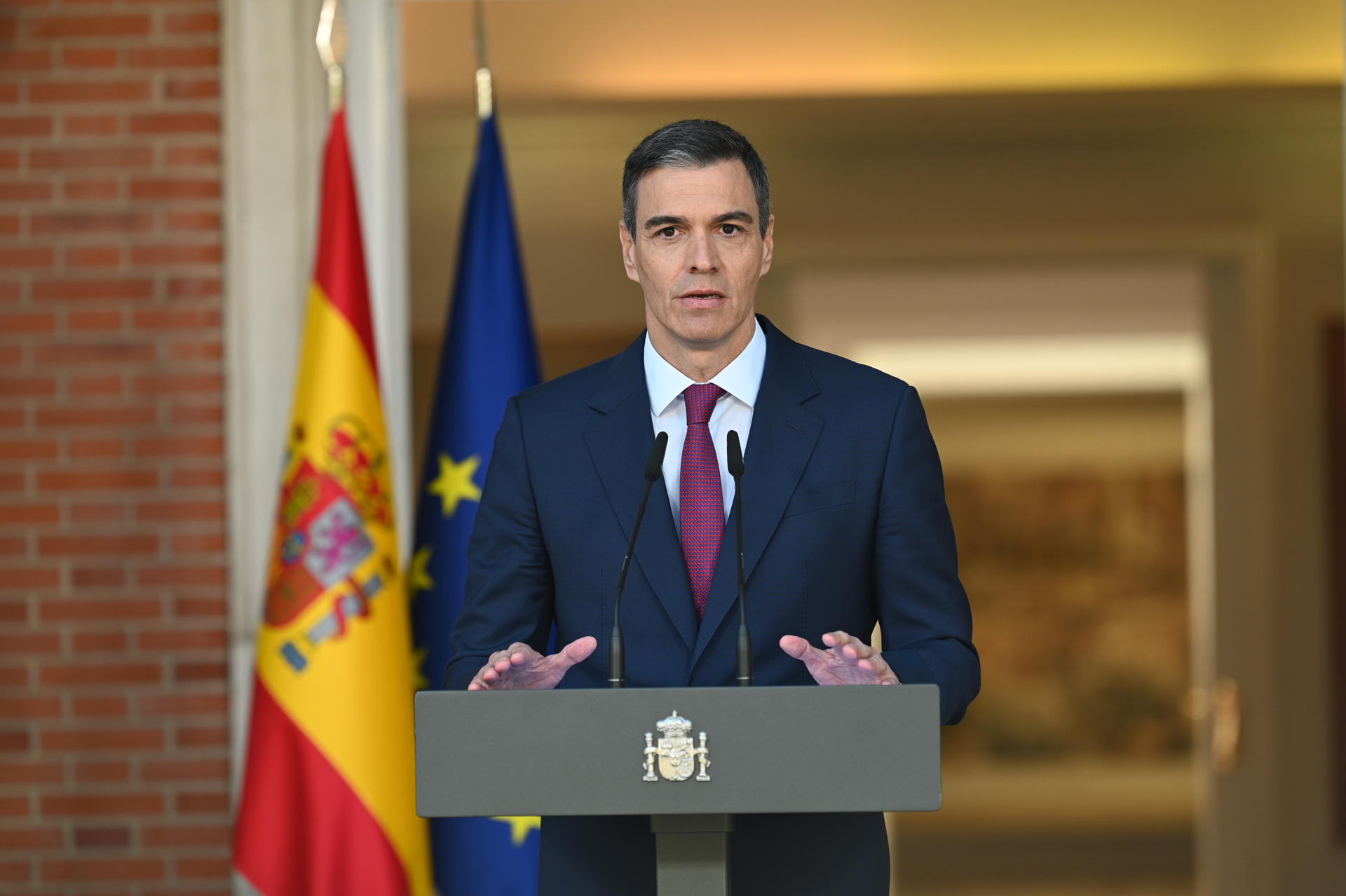 MADRID, 29/04/2024.- El presidente del Gobierno, Pedro Sánchez, durante su comparecencia institucional en La Moncloa, en la que ha comunicado este lunes que ha decidido seguir al frente del Ejecutivo "con más fuerza si cabe" tras el periodo de reflexión que se ha tomado en los últimos días ante lo que considera una campaña de acoso y derribo contra él y contra su esposa. EFE/Moncloa/Borja Puig de la Bellacasa -SOLO USO EDITORIAL/SOLO DISPONIBLE PARA ILUSTRAR LA NOTICIA QUE ACOMPAÑA (CRÉDITO OBLIGATORIO)-