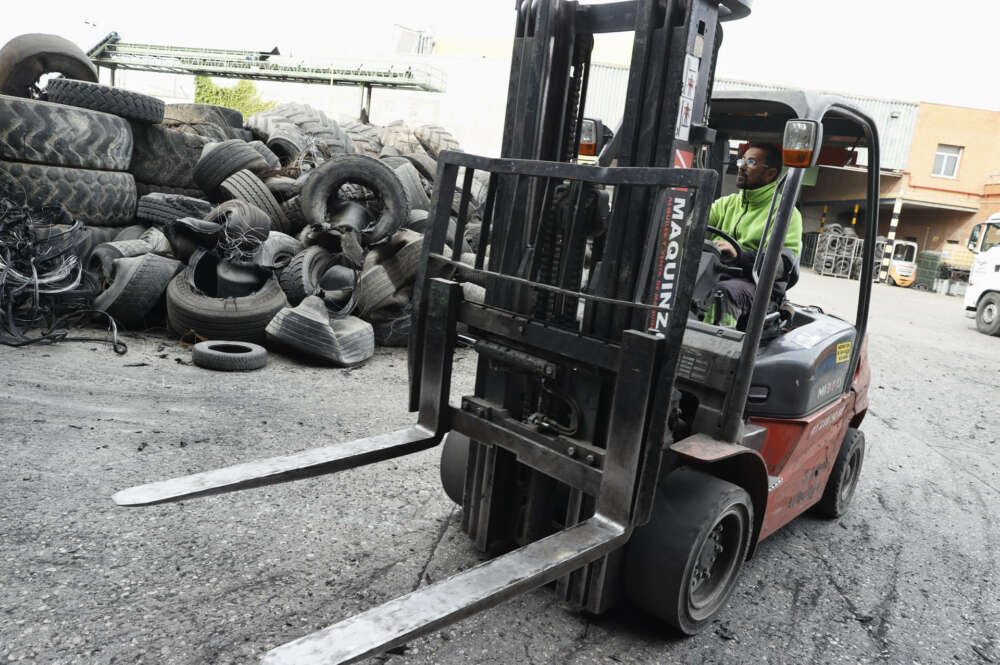 TOLEDO, 26/04/2024.- Trabajadores en una planta de reciclado de neumáticos. El número de ocupados en España disminuyó en 139.700 personas en el primer trimestre de este año respecto al anterior, hasta los 21,25 millones, mientras que el desempleo subió en 117.000, hasta los 2,97 millones, con lo que la tasa de desempleo aumentó al 12,29 %. EFE/ Ismael Herrero