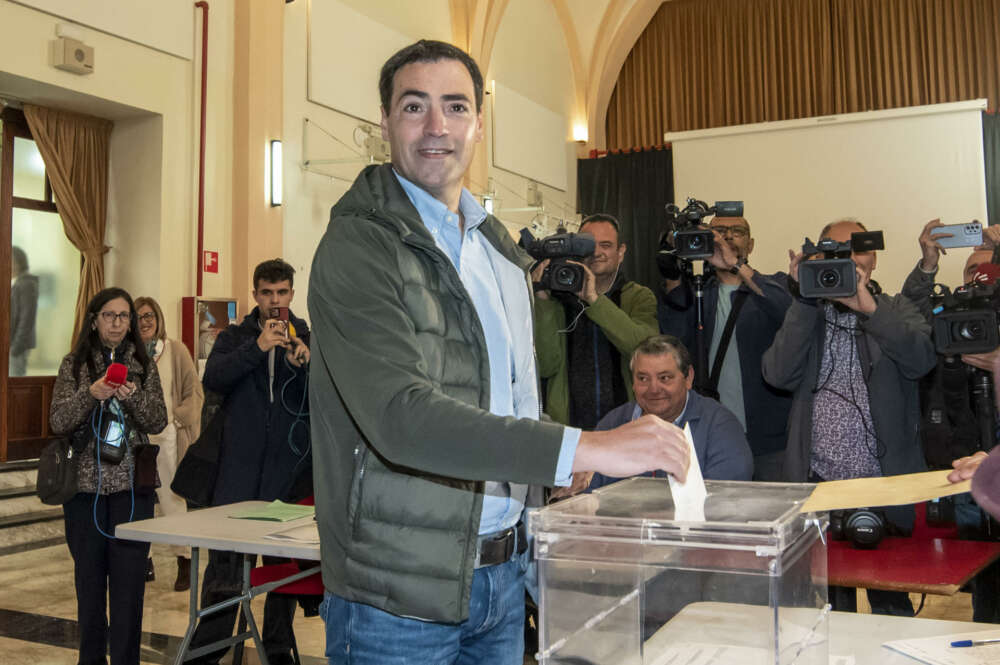 PORTUGALETE (BIZKAIA), 21/04/2024.- El candidato a lehendakari del PNV, Imanol Pradales, ejerce su derecho al voto en el Centro Cultural Santa Clara de Portugalete (Bizkaia), este domingo. EFE/Javier Zorrilla