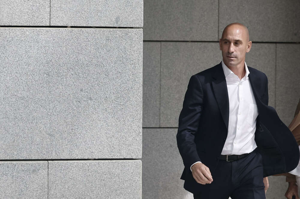 El expresidente de la Real Federación Española de Fútbol (RFEF) Luis Rubiales, a su salida de la Audiencia Nacional, el pasado mes de abril. Foto: EFE/ Sergio Pérez