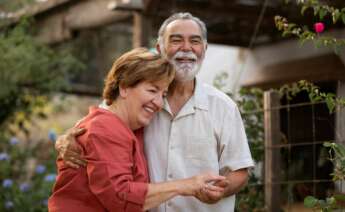 Dos jubilados se abrazan y sonríen. Foto: Freepik.