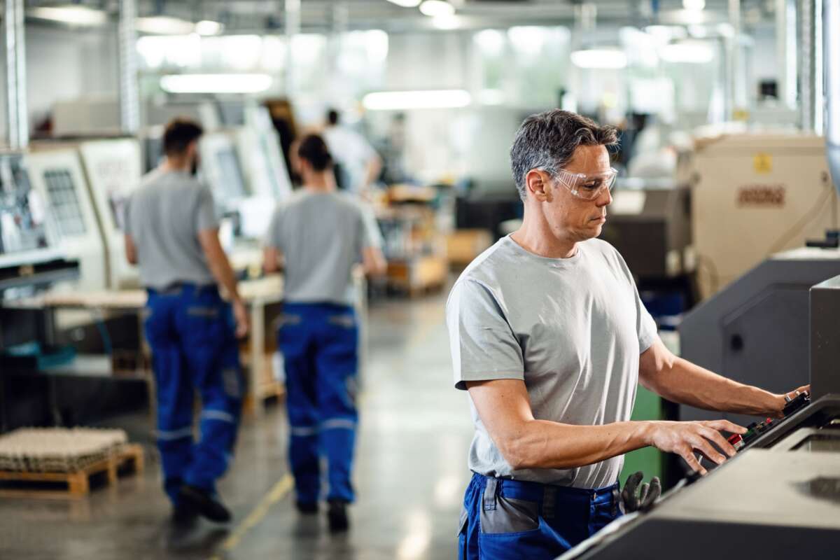 Un trabajador en una fabrica industrial