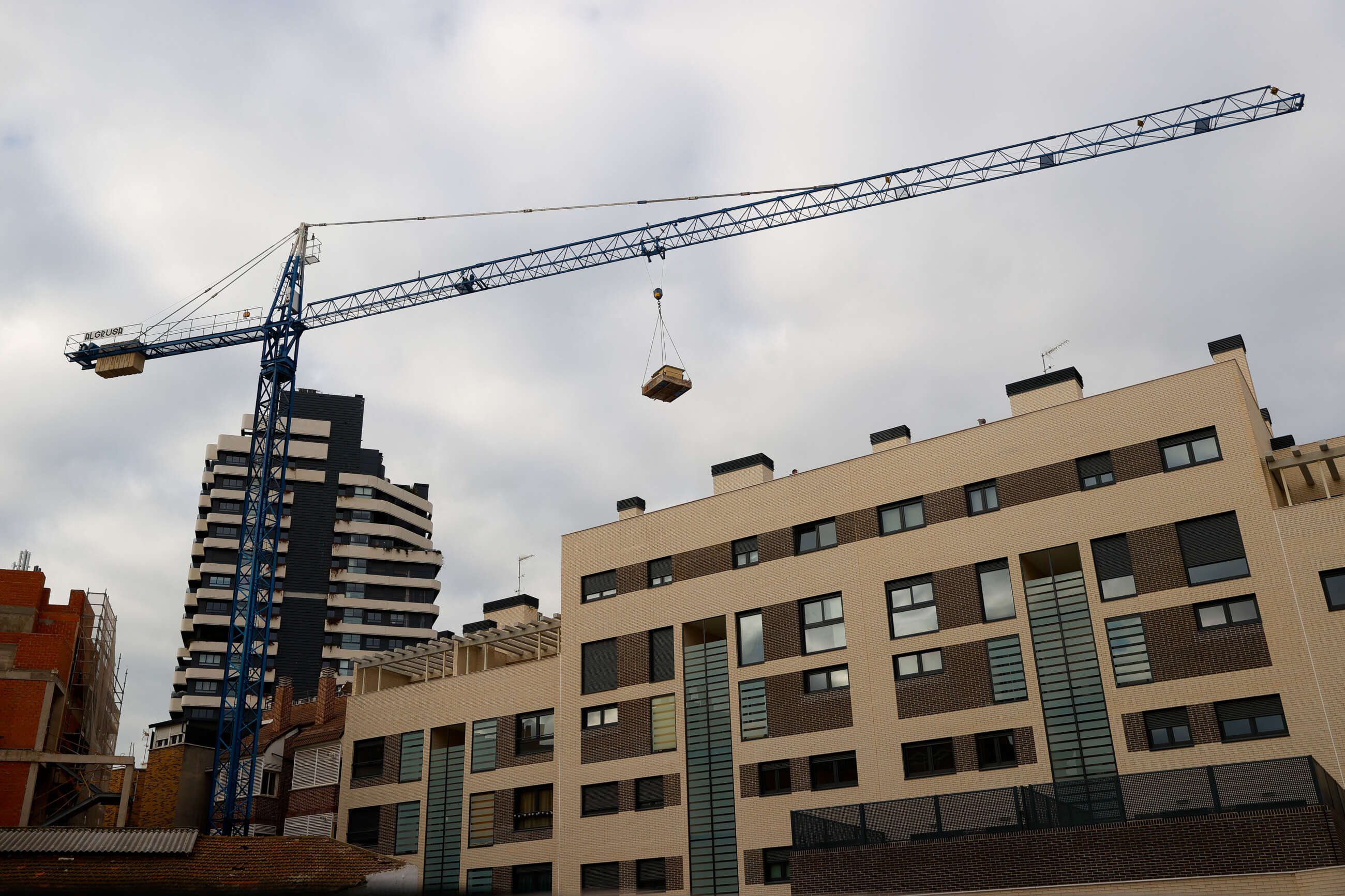 Vivienda de varios pisos al lado de otros edificios en construcción.