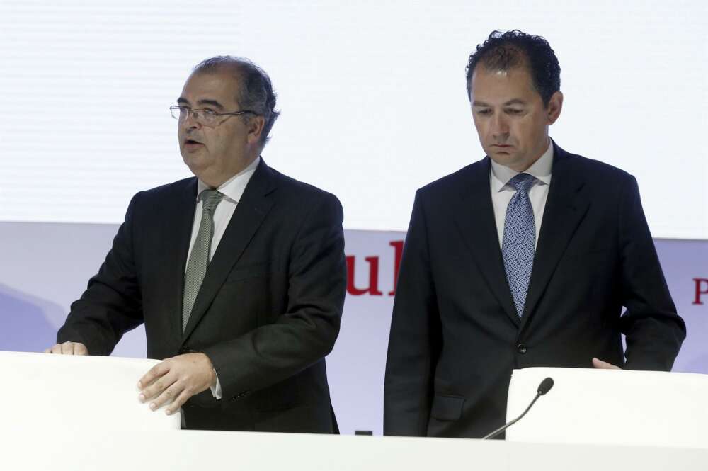 De iz1. a dcha. Ángel Ron, expresidente de Banco Popular, y Francisco Gómez, exCEO. EFE