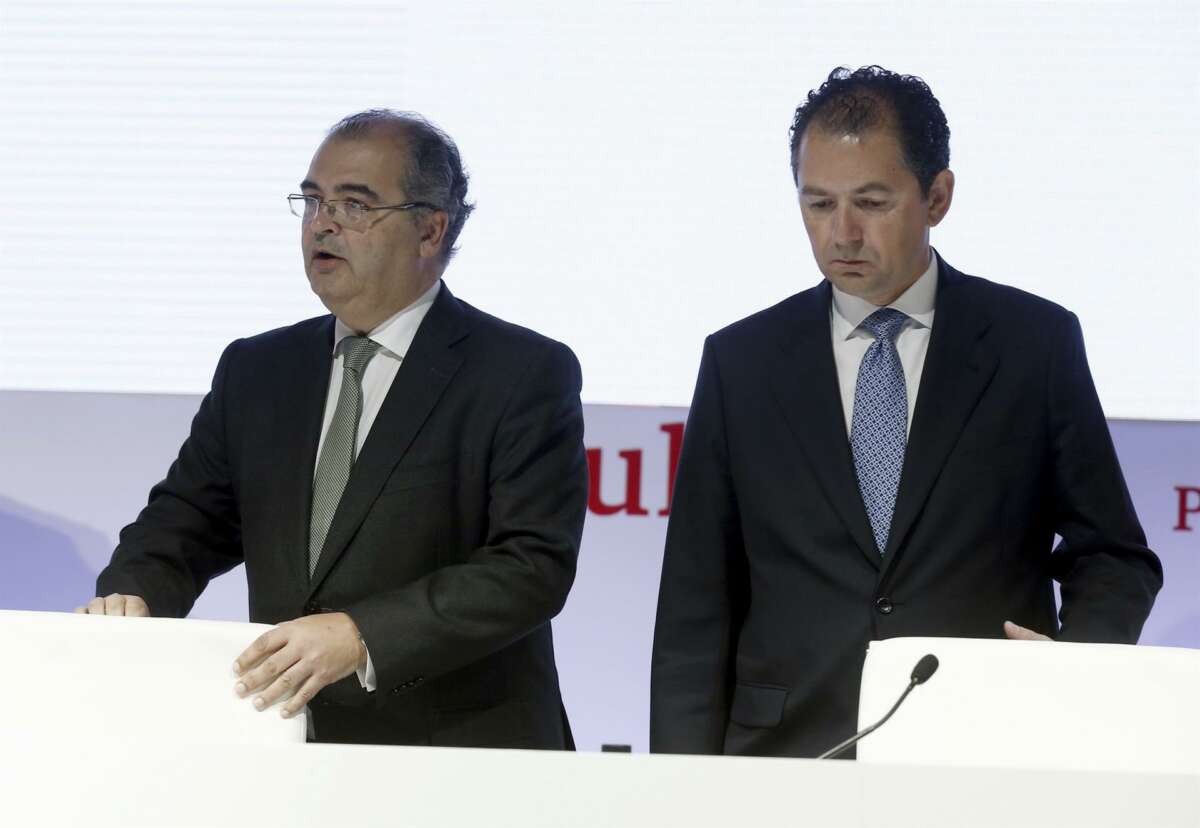 De iz1. a dcha. Ángel Ron, expresidente de Banco Popular, y Francisco Gómez, exCEO. EFE