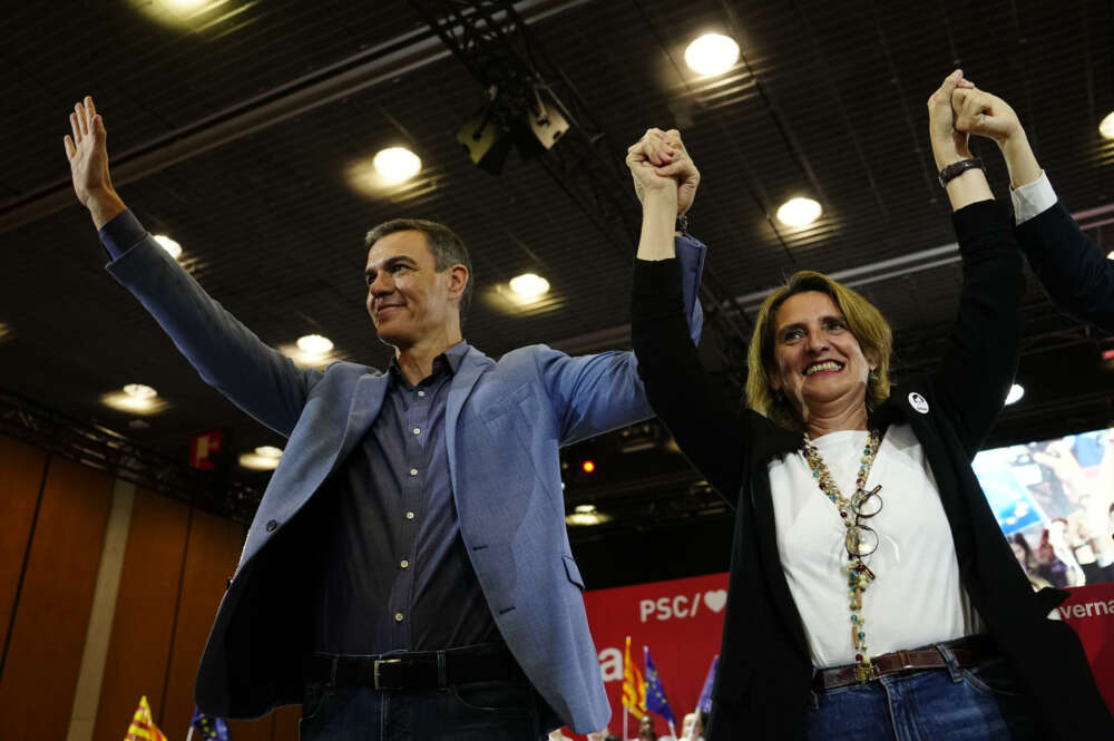 Pedro Sánchez y Teresa Ribera, en un acto de campaña. EFE/ Enric Fontcuberta
