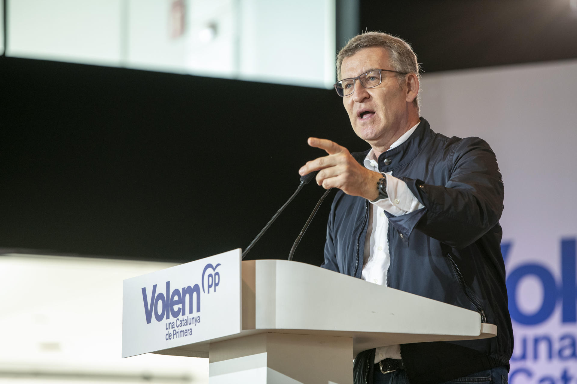 LLEIDA, 28/04/2024.- El presidente del PP, Alberto Núñez Feijóo, durante un acto de campaña de apoyo al candidato del partido a la Generalitat, Alejandro Fernández (d), este domingo en Lleida. EFE/Álex López