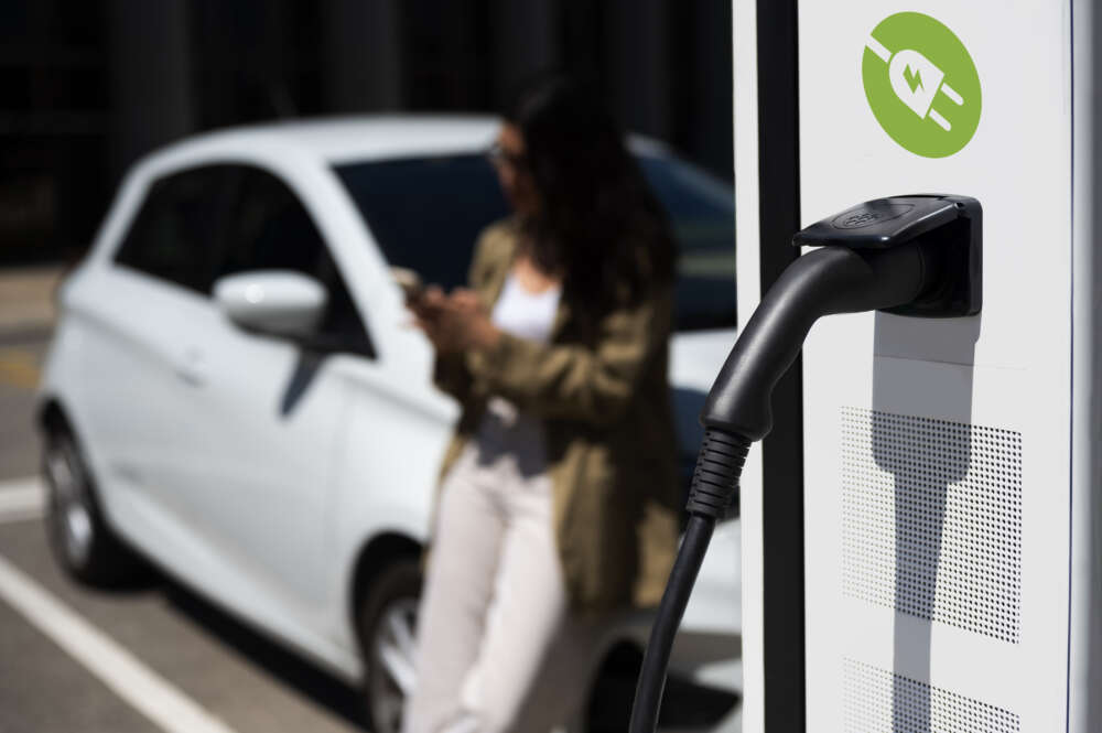 Recarga de un auto eléctrico blanco