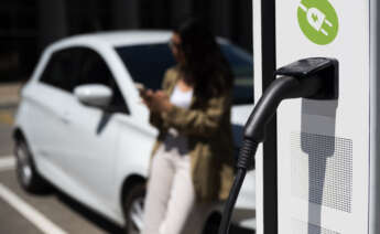 Recarga de un auto eléctrico blanco