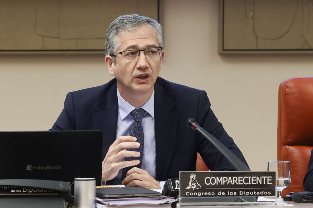 El gobernador del Banco de España, Pablo Hernández de Cos comparece en la Comisión de Economía del Congreso, para dar cuenta del último informe anual publicado por la entidad, que señala que las perspectivas económicas se mantienen relativamente favorables e incide en retos pendientes relativos a la vivienda, el mercado laboral o las pensiones. EFE/ Fernando Alvarado