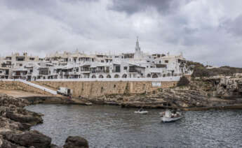 El antiguo poblado de casitas blancas de Binibeca Vell, uno de los lugares más concurridos del sur de Menorca, restringirá a partir de este miércoles 1 de mayo el acceso público durante gran parte del día con el fin de evitar su masificación. EFE/ David Arquimbau Sintes