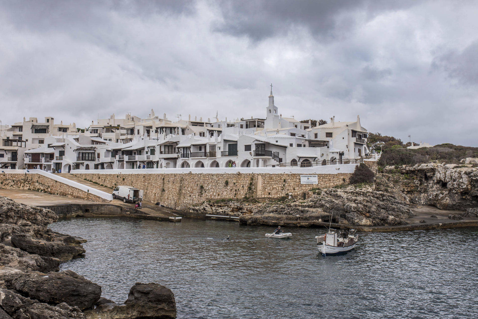 El antiguo poblado de casitas blancas de Binibeca Vell, uno de los lugares más concurridos del sur de Menorca, restringirá a partir de este miércoles 1 de mayo el acceso público durante gran parte del día con el fin de evitar su masificación. EFE/ David Arquimbau Sintes