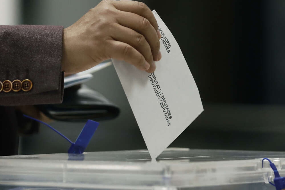 BARCELONA, 12/05/2024.- Voto depositado en la urna electoral en el colegio electoral instalado en el Instituto de Educación Continua (UPF) del barrio de L,Eixample de Barcelona, este domingo. Más de cinco millones de ciudadanos están llamados este domingo a las urnas en las elecciones catalanas, en las que parte como favorito el socialista Salvador Illa y en las que se dirime si la gobernabilidad sigue en base a la suma de los partidos independentistas. encuesta. EFE/Andreu Dalmau