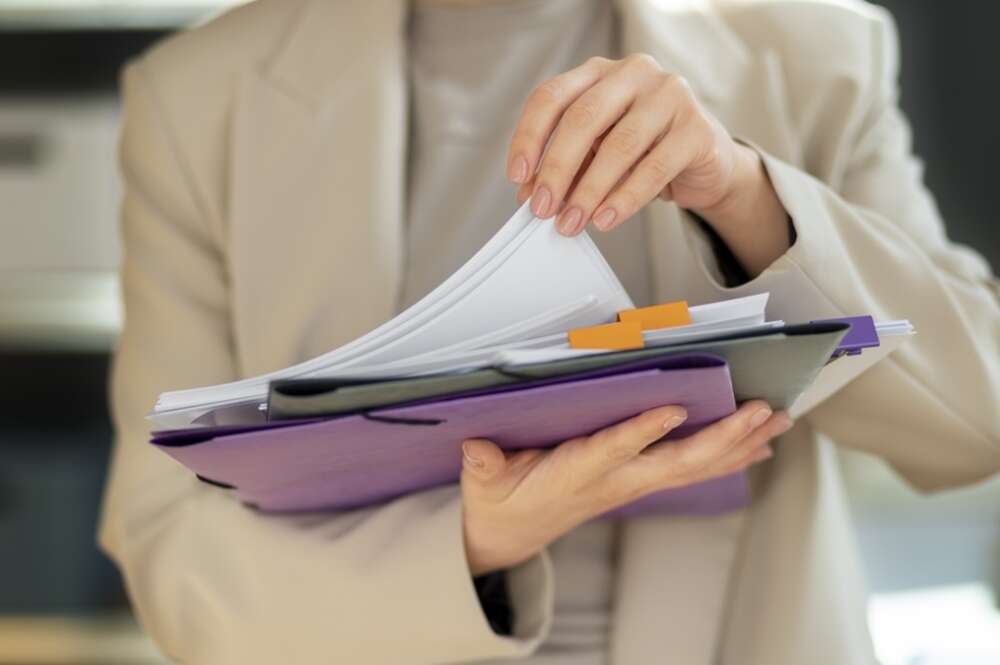Una persona revisa unos documentos de una empresa