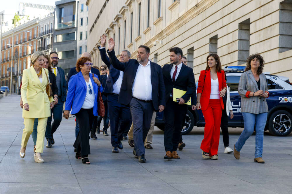 MADRID, 30/05/2024.- El presidente de Esquerra Republicana (ERC), Oriol Junqueras (c), entre otros, a su llegada este jueves al Congreso que aprueba definitivamente la ley de amnistía, promovida por el Gobierno con el apoyo de sus socios, tras seis meses de tramitación en las Cortes. EFE/ JJ Guillen