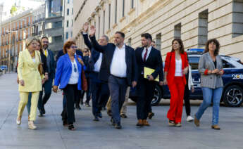 MADRID, 30/05/2024.- El presidente de Esquerra Republicana (ERC), Oriol Junqueras (c), entre otros, a su llegada este jueves al Congreso que aprueba definitivamente la ley de amnistía, promovida por el Gobierno con el apoyo de sus socios, tras seis meses de tramitación en las Cortes. EFE/ JJ Guillen