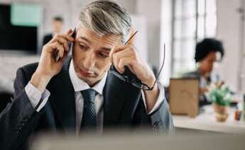 Un hombre de una empresa con gesto preocupado