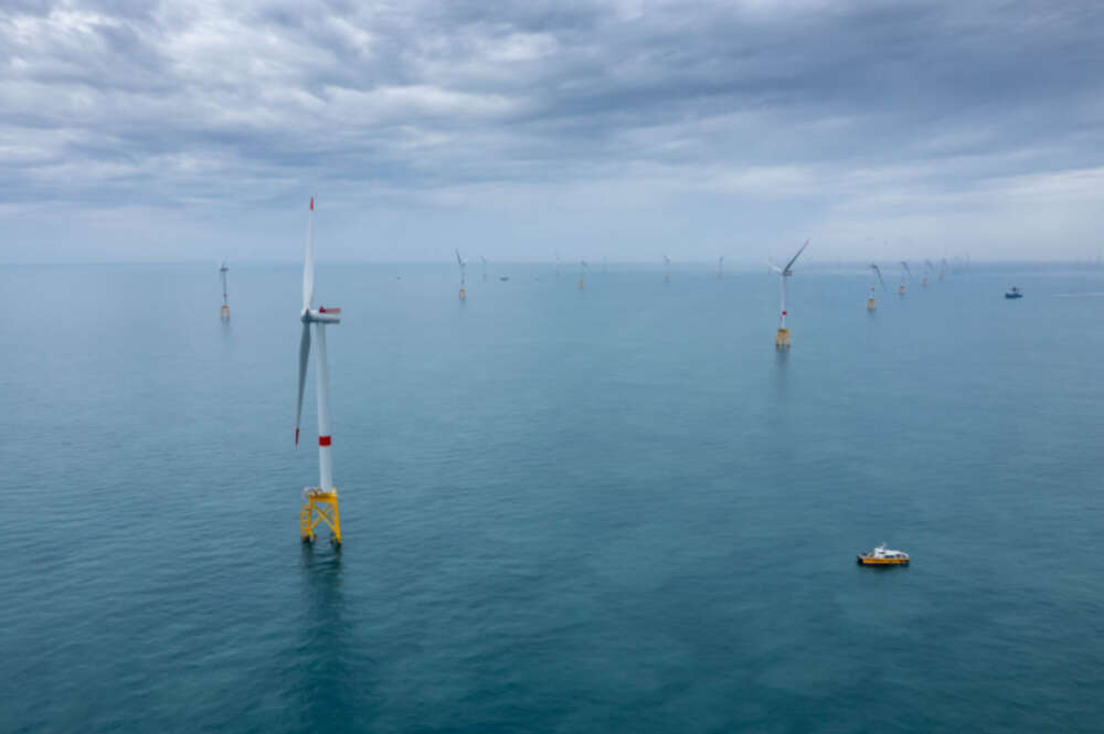 Parque eólico marino en Noticia 28.05.2024 Coronamos nuestro parque eólico marino de Saint Brieuc, en aguas francesas instalaciones operativas Francia eólica marina FotografíasIr a Pestaña Imagen DocumentosIr a Pestaña Imagen Saint-Brieuc produce unos 1.820 GWh/año (gigavatios hora al año), suficiente para producir 1.820 GWh/año renovables y libres de emisiones Saint-Brieuc. Foto: Iberdrola.