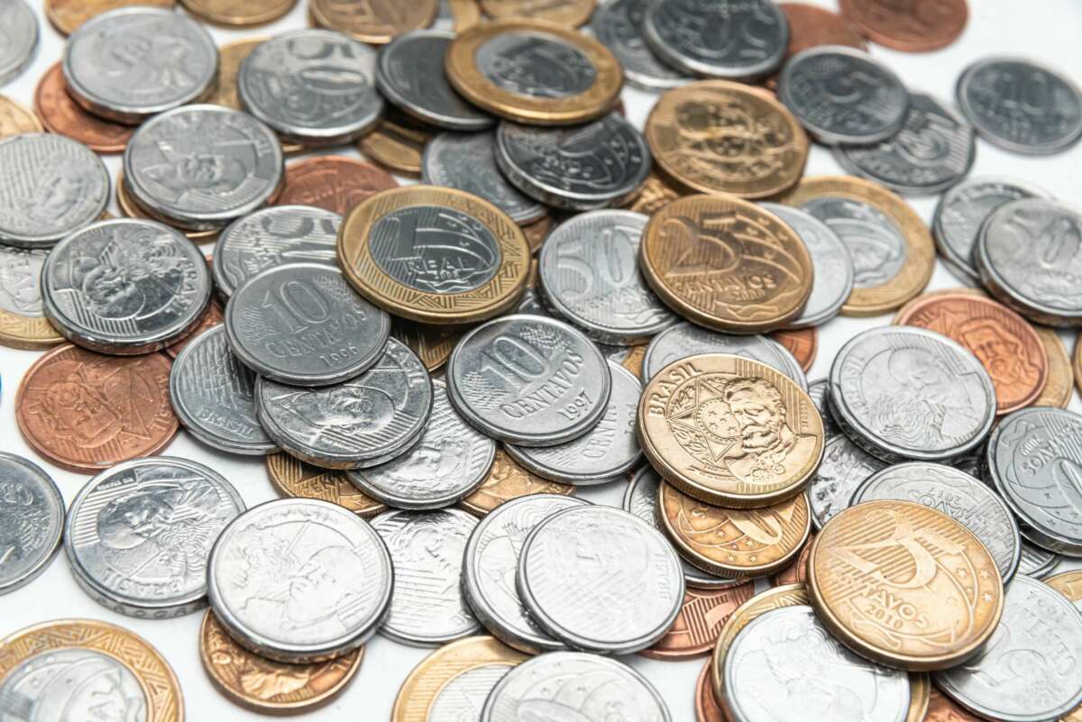 Un conjunto de monedas. Cuenta. Foto: Freepik.