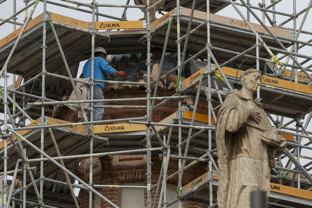 Obreros de construcción. Foto: EFE/Manuel Bruque