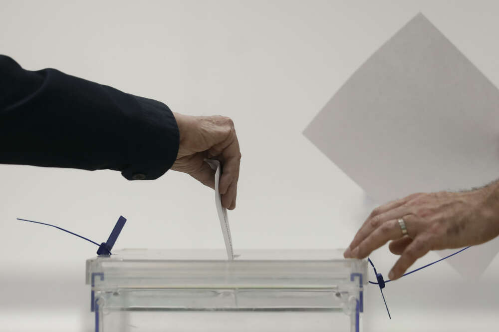 Voto depositado en la urna electoral en el colegio electoral instalado en el Instituto de Educación Continua (UPF) del barrio de L'Eixample de Barcelona. EFE/Andreu Dalmau.