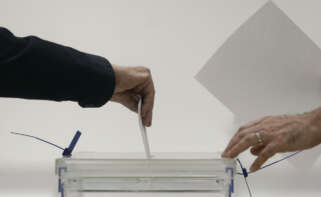 Voto depositado en la urna electoral en el colegio electoral instalado en el Instituto de Educación Continua (UPF) del barrio de L'Eixample de Barcelona. EFE/Andreu Dalmau.