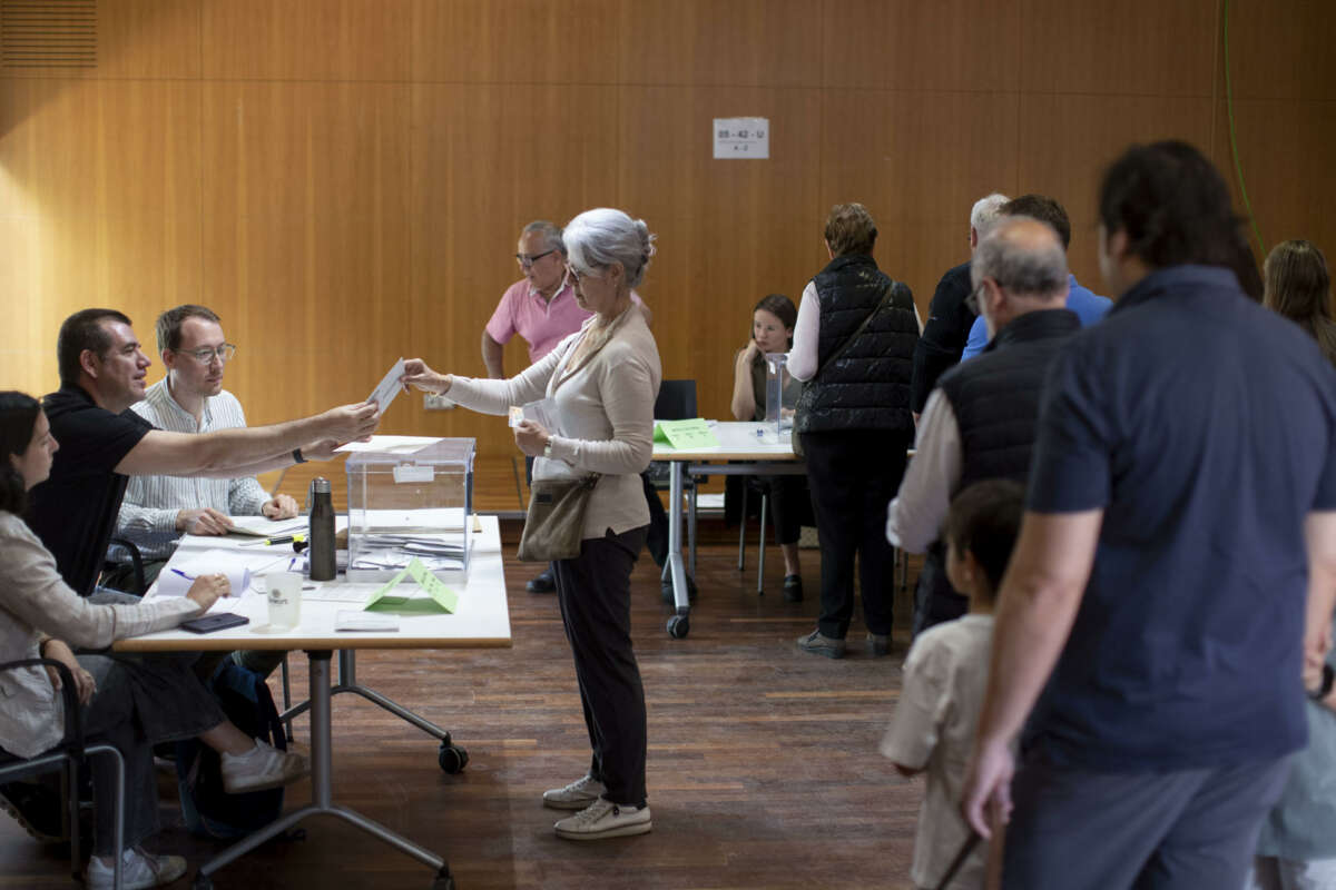 GRAF8898. BARCELONA, 12/05/2024.-Una mujer deposita su voto mientras en otra mesa aguarda una larga cola en el Centro Cívico Villa Florida el día en que más de cinco millones de ciudadanos están llamados este domingo a las urnas en las elecciones catalanas, en las que parte como favorito el socialista Salvador Illa y en las que se dirime si la gobernabilidad sigue en base a la suma de los partidos independentistas. EFE/Marta Pérez