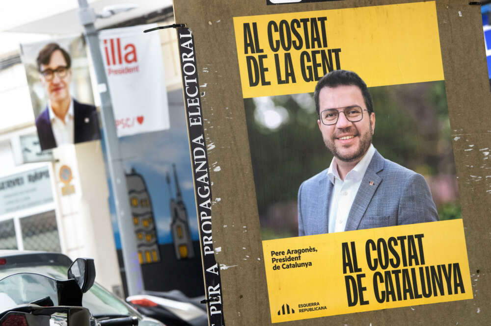 Vista de carteles electorales de ERC y el PSC en una calle de Barcelona. joven. EFE/Marta Pérez