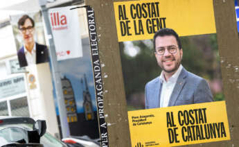 Vista de carteles electorales de ERC y el PSC en una calle de Barcelona. joven. EFE/Marta Pérez