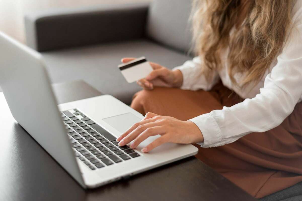 Una mujer realiza una compra a través de internet. Foto: Freepik.