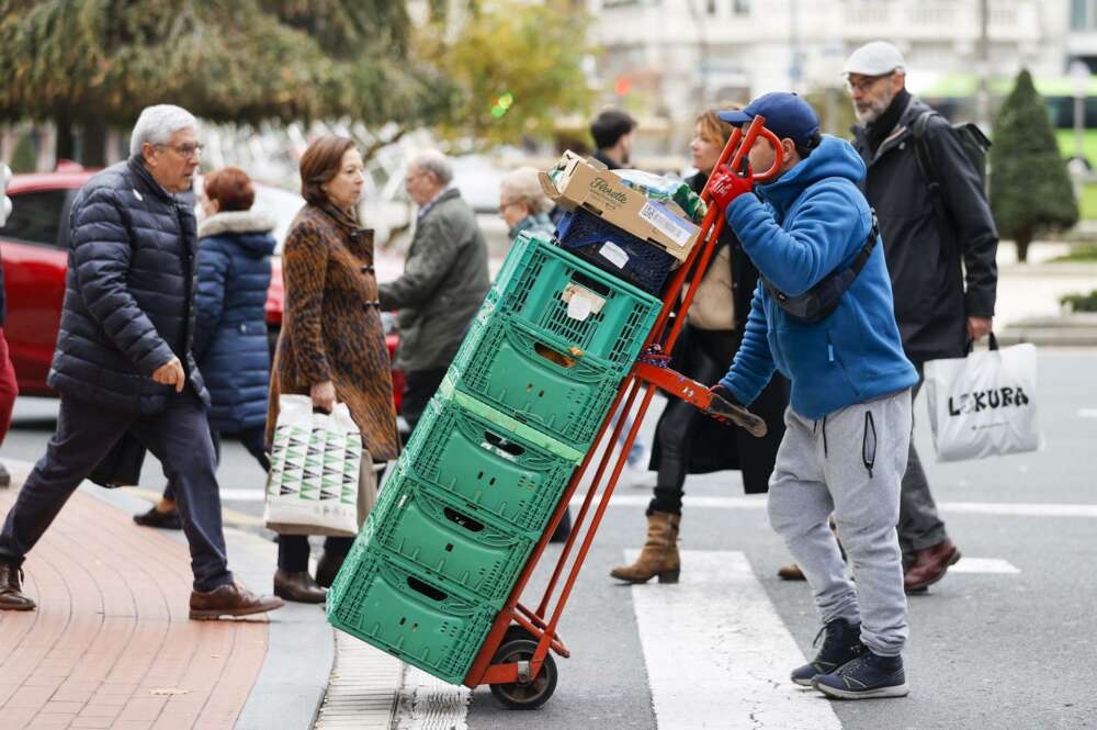 Un empleado transporta una carretilla. Foto: EFE.