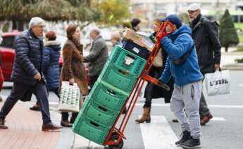 Un empleado transporta una carretilla. Foto: EFE.