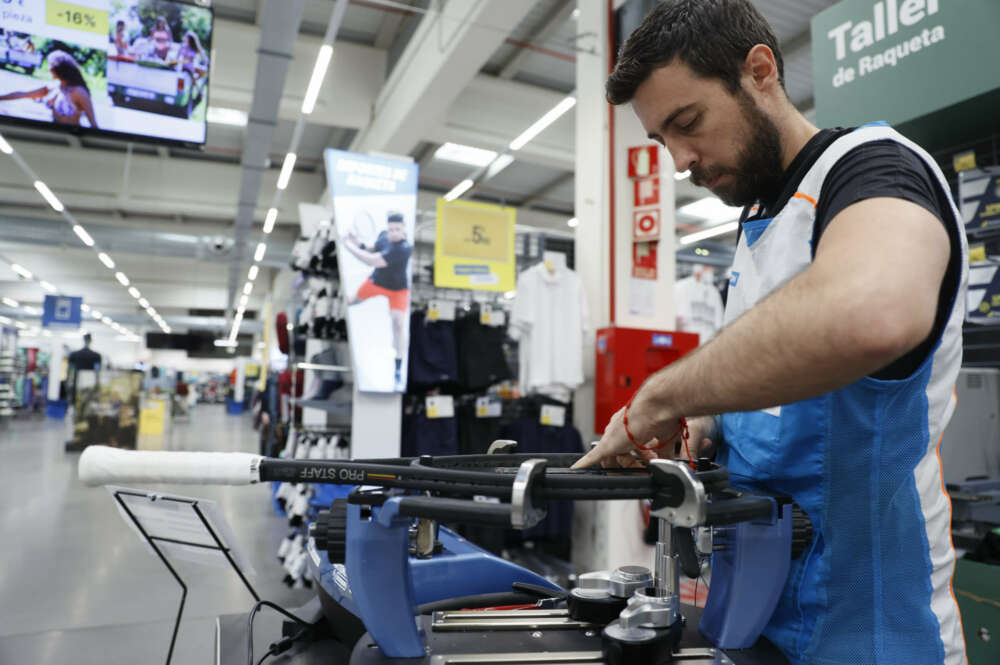 Un empleado en un taller de raquetas. EFE/Ismael Herrero