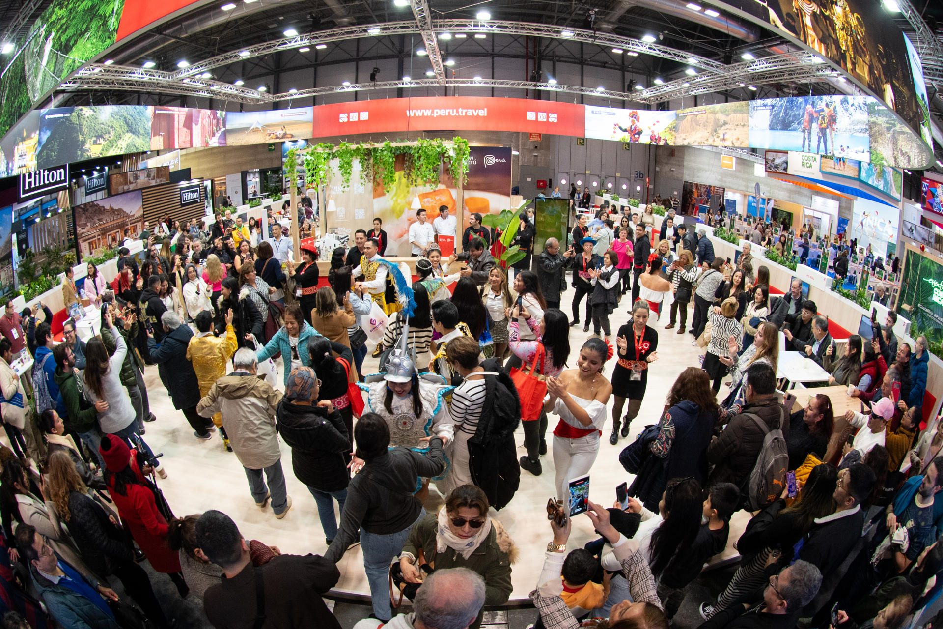 MADRID, 28/01/2024.- Ambiente general este domingo en la Feria Internacional de Turismo FITUR, que cierra este domingo su 44ª edición con 250.000 visitantes, de los que 153.000 han sido profesionales, y más de 97.000 personas de público general, unas cifras que suponen un incremento del 13,7 % respecto al 2023.- EFE/ Fernando Villar