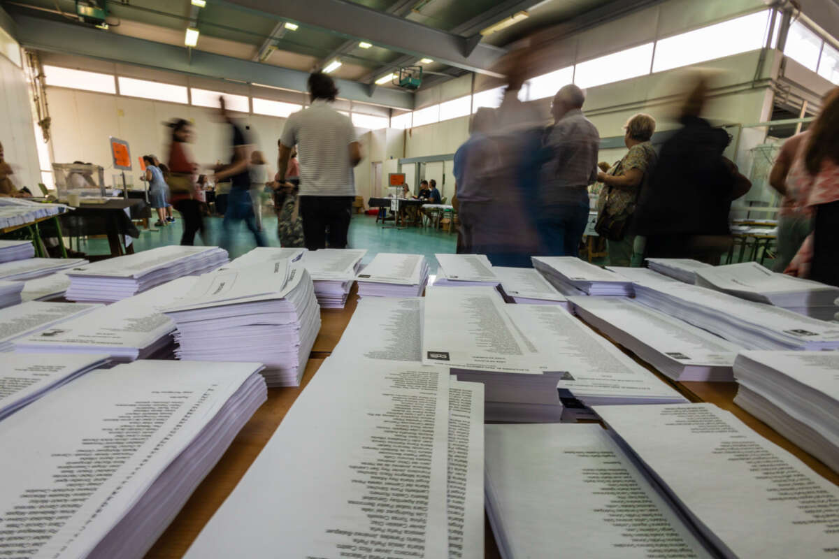 TOLEDO, 09/06/2024.-Ciudadanos de Toledo ejercen su derecho al voto en las elecciones europeas, este domingo en el colegio Ciudad de Nara de Toledo. EFE/Ángeles Visdómine