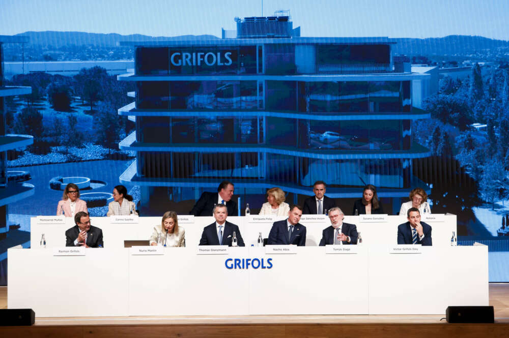 El presidente ejecutivo de Grifols, Thomas Glanzamann, el consejero delegado, Nacho Abia, y el abogado Tomás Dagá. EFE/ Quique García