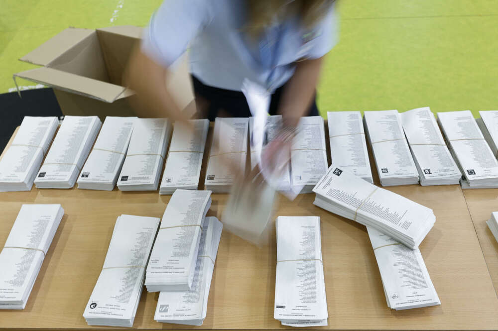 Una persona prepara las papeletas para la jornada electoral europea del 9-J. EFE/ Rodrigo Jiménez