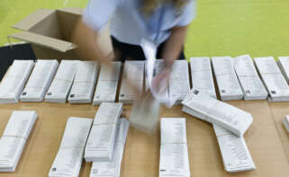 Una persona prepara las papeletas para la jornada electoral europea del 9-J. EFE/ Rodrigo Jiménez