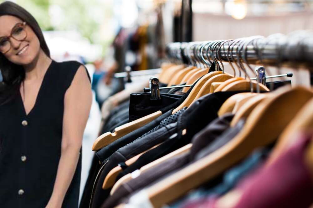 La influencer Pilar Ibáñez junto a unas perchas con ropa