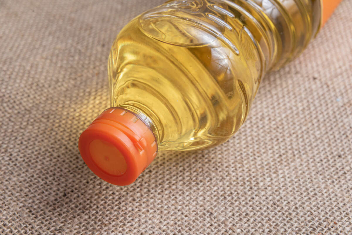 Una botella de aceite refinado