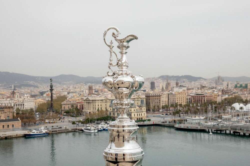 La ‘Auld Mug’ o ‘Jarra de las 100 Guineas’ recorrerá el litoral catalán hasta el próximo lunes 1 de julio. Foto: America's Cup Event.