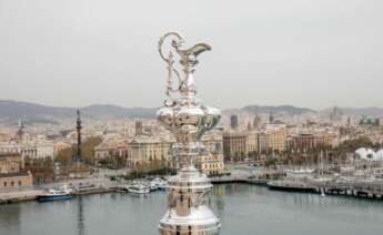 La ‘Auld Mug’ o ‘Jarra de las 100 Guineas’ recorrerá el litoral catalán hasta el próximo lunes 1 de julio. Foto: America's Cup Event.