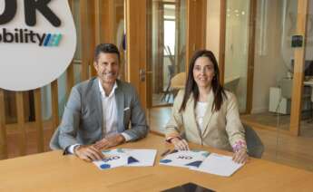La consejera directora general de Sabadell Consumer, Mercè Serra, y el CEO de OK Mobility, Othman Ktiri, en la firma del acuerdo. Foto: Europa Press